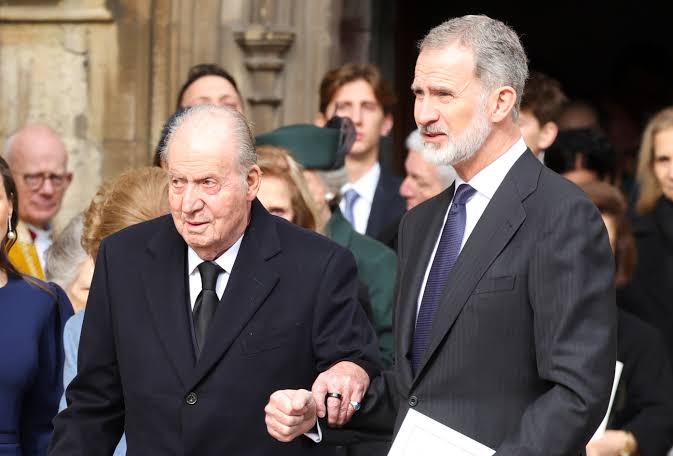El Rey Felipe VI y Juan Carlos I: encuentro inesperado en el aeropuerto de  Vitoria | Famosos