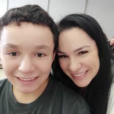 Pai, com seu exemplo, aprendi a importância da honestidade, do trabalho  árduo, da disciplina e da bondade. Sua força e determinação me inspiram  diariamente a ser uma pessoa melhor. Te amo! Feliz