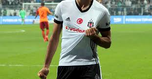 Siyah beyazlı yönetim ile görüşen cenk tosun. Besiktas Transferde Ataga Kalkti Cenk Tosun Bombasi Fotomac