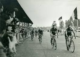 Jasper philipsen de ploeg van uittredend kampioen dries de bondt moet het in waregem dus met een mannetje minder. Koers Museum Van De Wielersport Uittip Op Deze Throwbackthursday Volgend Weekend Vindt In Waregem Het Belgisch Kampioenschap Wielrennen Plaats En Kennen We De Opvolgers Van Lotte Kopecky En Dries De