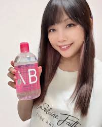 ❀BIODERMA Sensibio H2O Victoria Beckham 30週年聯名卸妝水限量版❀ ✨ 敏感肌救星！一抹卸淨，極致親膚🌸  一直有用開@Bioderma_hk 嘅皇牌深層卸妝紅水，佢係卸妝潔膚界嘅天花板，卸得乾淨唔刺激皮膚，仲可以當埋爽膚水咁用，卸妝護膚一take過✓  🎊最近為慶祝