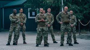 Jeroen van koningsbrugge zoekt vijftien gewone burgers, die denken dat ze mentaal en fysiek sterk genoeg zijn om de opleiding van de special forces aan te kunnen. Instructeurs Kamp Van Koningsbrugge Kamp Van Koningsbrugge Avrotros Nl