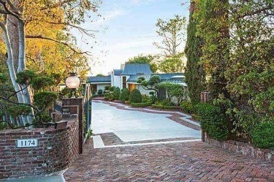 November 22, 1961: Elvis moved into his new California home at 10538  Bellagio Road in Los Angeles. Elvis leased the Bellagio house from November  1961 until January 1963.