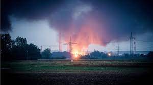 Eight people were injured when a huge fire broke out following an explosion at an oil refinery in southern germany early on saturday. German Refinery Explosion Eight Injured And 1 800 Evacuated Bbc News
