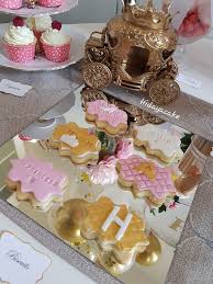 Il Etait Une Fois By Hidaya Cake En 2020 Idee Gateau Biscuit Personnalise Gateau Noix De Coco