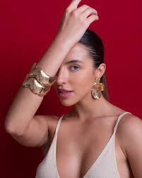 ✨ Conheça a coleção Celebrar! ✨ Uma seleção de acessórios poderosos para  você brilhar nas festas de fim de ano! Em especial, destacamos a dupla  poderosa do momento: os braceletes incríveis combinados