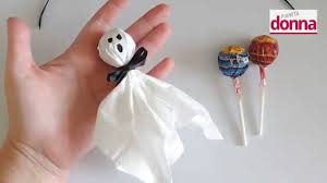 Poi, inserire i lecca lecca nel foro, meglio se al gusto di limone per fare da pistillo e poi conficcare i fiori chupa chups nel polistirolo mettendone parecchi a coprire totalmente e in maniera fitta la palla. Fantasmini Di Halloween Con I Lecca Lecca Tutorial Youtube