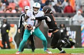 Dolphins bench Tua Tagovailoa vs. Browns; Mike McDaniel says 'everything's  on the table' - The Athletic