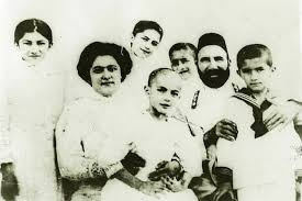 Milyonçunun dilənci xanımı Şəkildəki Sona xanım Tağıyevadır (Ərəblinskaya) Dərbəndin məşhur generalı Balakişi Ərəblinskinin qızı, dövrün məşhur milyonçusu Hacı Zeynalabdin Tağıyevin həyat yoldaşı və ondan dünyaya gətirdiyi beş övladın anası, Azərbaycan ...