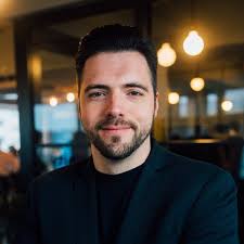 Ein grüner Polizist im Gespräch: „Im Notfall Türen eintreten“