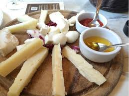 Piatto misto di formaggio francese. Tagliere Di Formaggi Con Marmellate Miele O Frutta Come Prepararlo Botteega Blog