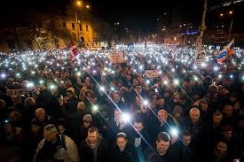 Die behörden der slowakei haben nicht nur ein problem mit der pandemie, sie haben anscheinend nach offiziellen angaben sind seit beginn der pandemie in der slowakei knapp 6300 menschen an. Slowakei Tausende Bei Demo Ein Jahr Nach Journalistenmord News Orf At