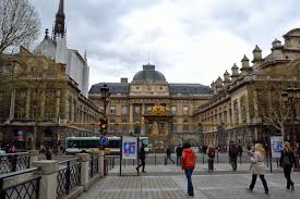 Imagem de 2016 mostra soldados franceses fora do palácio da justiça, em paris ap photo/francois mori Viagem A Paris Dia 5 Conciergerie E Sainte Chapelle Viagens E Passeios