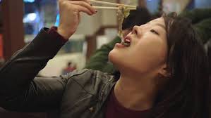 Rùng mình với những người thích "ăn tươi nuốt sống"