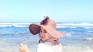 Outfit ke pantai untuk yang berhijab via fremode.com. Berita Terbaru Seputar Fashion Hijab Ke Pantai Naisha Hijrah