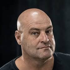 Leigh Hart's Instagram, Twitter & Facebook