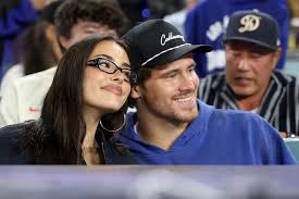 Former Oregon quarterback announces engagement to pop star girlfriend