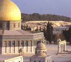 حائط البراق، حيث ربط النبي محمد دابّته البراق في رحلة الإسراء والمعراج. Ù…Ø¯ÙŠÙ†Ø© Ø§Ù„Ù‚Ø¯Ø³ Ø§Ù„Ù‚Ø¯Ø³ ÙÙŠ Ø§Ù„Ø´Ø±Ø§Ø¦Ø¹ Ø§Ù„Ø³Ù…Ø§ÙˆÙŠØ©