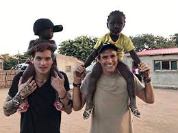 Maybe you would like to learn more about one of these? Reynaldo Gianecchini Viaja A Africa Para Conhecer Ong Para Orfaos Claudia