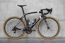 Mit Dem Neuen Eddy Merckx 525 Kehrt Die Marke Mit Dem Erbe Der Radsportlegende Zuruck In Die Worldtour Das Felgengebremste Me Fahrrad Fahren Radfahren Rennrad