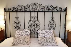 Alors, la peinture murale est primordiale pour souligner le caractère d'une chambre adulte. Tete De Lit Industriel