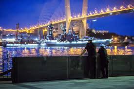 День вмф традиционно начинается с поднятия главного символа — андреевского флага. Den Vmf V Buhte Zolotoj Rog Vo Vladivostoke Zasvetilis Korabli