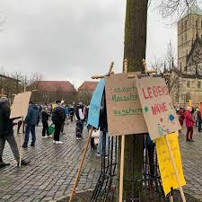 The protests tuesday afternoon were peaceful. Neue Proteste Gegen Die Versetzung Von Pastor Laufmoller Antenne Munster