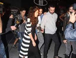 Yıllarda sinema dünyasını kasıp kavuran, kendine özgü güzelliğiyle baş döndüren annesi artık eskisi kadar gündemde olmasa da onu. Ozge Ozpirincci Ye Eski Sevgili Soku