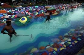 Pekerja Melakukan Pengecatan Dan Perawatan Kolam Renang Bertemakan Piala Dunia 2018 Di Water Park Cikao Kabupaten Purwakarta Jawa Barat Sel Dunia Kolam Liburan