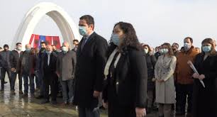 Cette élection achève de changer radicalement le paysage politique du pays, mais augure des tensions avec la serbie voisine. Albin Kurti E Vjosa Osmani Shkojne Bashke Per Homazhe Ne Recak Fm Images