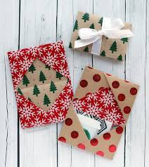 Make your own diy gift card holders from recycled christmas cards. Holiday Card Series 2016 Day 5 Diy Gift Card Holder Made From Wrapping Paper Christmas Gift Card Holders Unique Gift Cards Gift Card Presentation