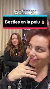 Divirtiéndose en la peluquería con tus besties