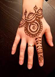 Once performed the ritual of henna, it is summoned to the four actors of the ceremony: Henna Tattoo