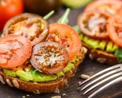 Tartine Fine Aux Graines Et Tomates Cerise Sur Lit D Avocat Recette Tartine Tomates Cerises Recette