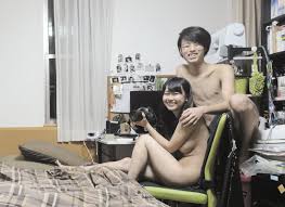 画像】全裸の美大生カップルがインタビューに答える「セックスしたら彼がかっこよく見えてきた」 : グラビアアイドルブログ