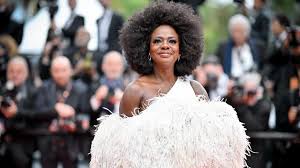 La llamativa capa de plumas de avestruz con la que Viola Davis ha  conquistado la alfombra de Cannes