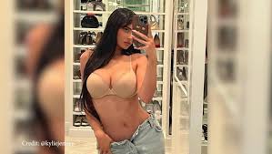 Kylie Jenner Rocks Nothing But A Nude Bra & Jeans In Sexy New Mirror  Selfie: ‘Rise & Shine’