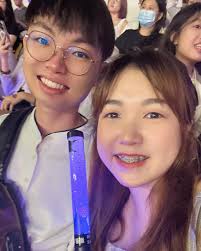 第一次参加G.E.M.的演唱会，真的还蛮震撼的🫶🏻 当初是因为我是歌手的节目而开始粉她✨ 对这次演唱会打💯  她的唱功实力真的很强，真的是巨肺呀🤣🫁 舞台，灯光，她的妆容穿着都看得出是很用心的设计🎀 这场演唱会虽然整场都在下雨但真的是个很难忘的一晚