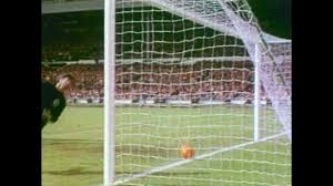 In the 101st minute, hurst overcame german goalkeeper hans tilkowski with a shot from close range. 1966 Das Dritte Tor Youtube