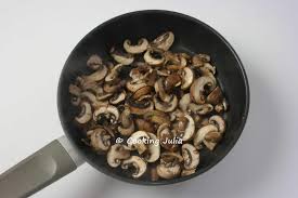 Attendez une minute de cuisson, puis tourner la viande. Cooking Julia Cotes De Veau A La Creme Et Aux Champignons