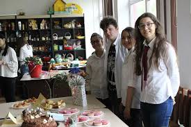Salut credeti ca liceul mircea cel batran din bucuresti este bun? Aproape Un Centenar Pentru Colegiul Carol I Cum SerbeazÄ Elevii