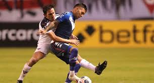 Asistencia de ricardo centurión con un centro al área. Velez Sarsfield Perdio En Quito Ante Ldu Y Se Complica En La Copa Libertadores