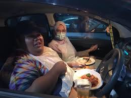 From the atmosphere, services to cuisine, everything just set the mood right up! Miss Dining In This Restaurant In Cyberjaya Offers A Drive In Option For You To Enjoy Kaw Rojak Daily