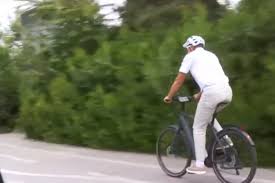 Klaus Iohannis Pe BicicletÄƒ CÄƒtre Palatul Cotroceni Stiri Diaspora