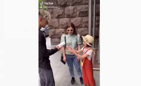 Украинский блогер александр волошин отобрал у ребенка iphone, который подарил ему на после того как блогер сделал подарок, он отключил камеру и попросил девочку вернуть гаджет. Ibv7hm2rukbgpm