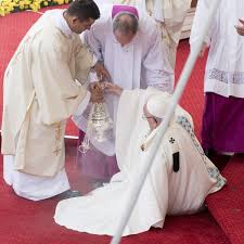 Papst franziskus ist nicht nur das oberhaupt der katholischen kirche, sondern er gilt auch als anwalt der armen und revoluzer der kirche. Papst Franziskus Schreckmoment Plotzlicher Sturz Beim Weltjugendtag Bunte De