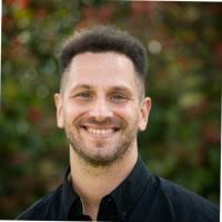 600+ "Decola" profiles