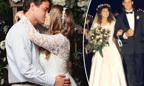 Tv personality and conservationist bindi irwin married longtime boyfriend chandler powell on march 25, 2020. How Bindi Irwin Honoured Her Mother Terri At Her Wedding To Chandler Powell Daily Mail Online
