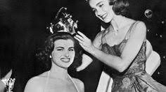 Geneviève de fontenay and her son xavier poirot, who uses the same pseudonym as his mother, have sold the. Deces De Sylviane Carpentier La Premiere Miss France Couronnee Par Genevieve De Fontenay En 1953 Memoires De Guerre Genevieve De Fontenay Miss France Deces