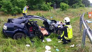 Lkw rast von a13 auf feld, citroën wird heftig beschädigt: Unfall Auf A13 Audi Polizeireport Berlin Brandenburg Facebook